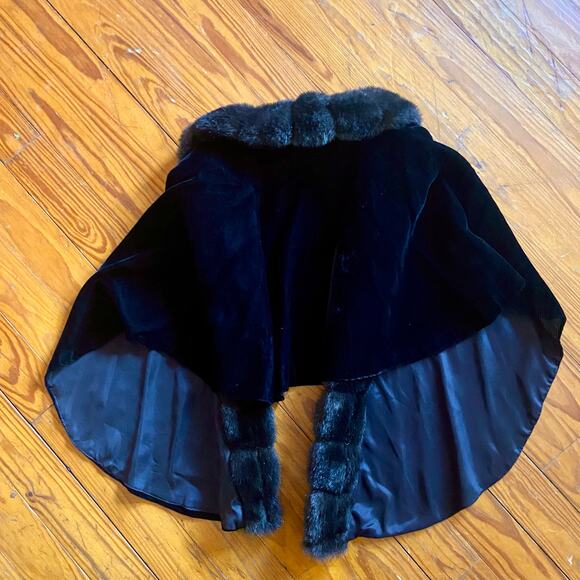 Vintage Black Faux Fur Lined Velvet Cape- Elegant Evening Wrap - Picture 6 of 6